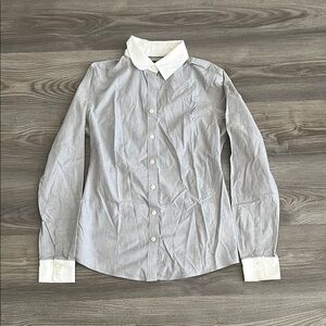 Woman’s Gray Button-Up Shirt